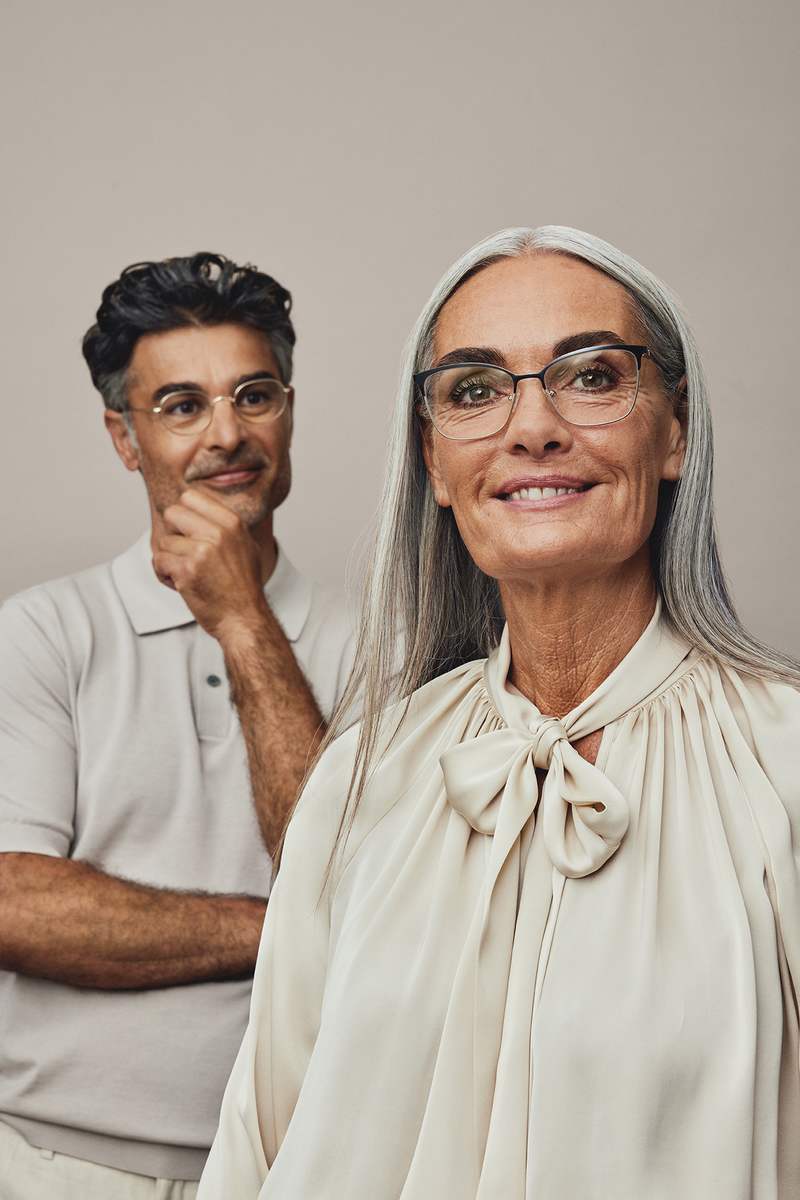 Kollektion Timeless Inspiration Mann und Frau mit Lesebrillen