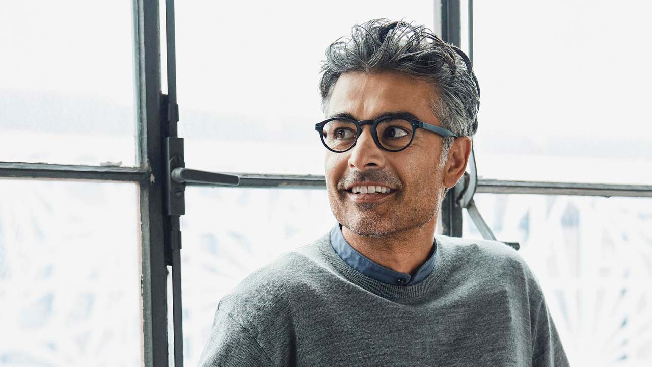 Ein Mann trägt die Lesebrille mit extra langen Bügeln