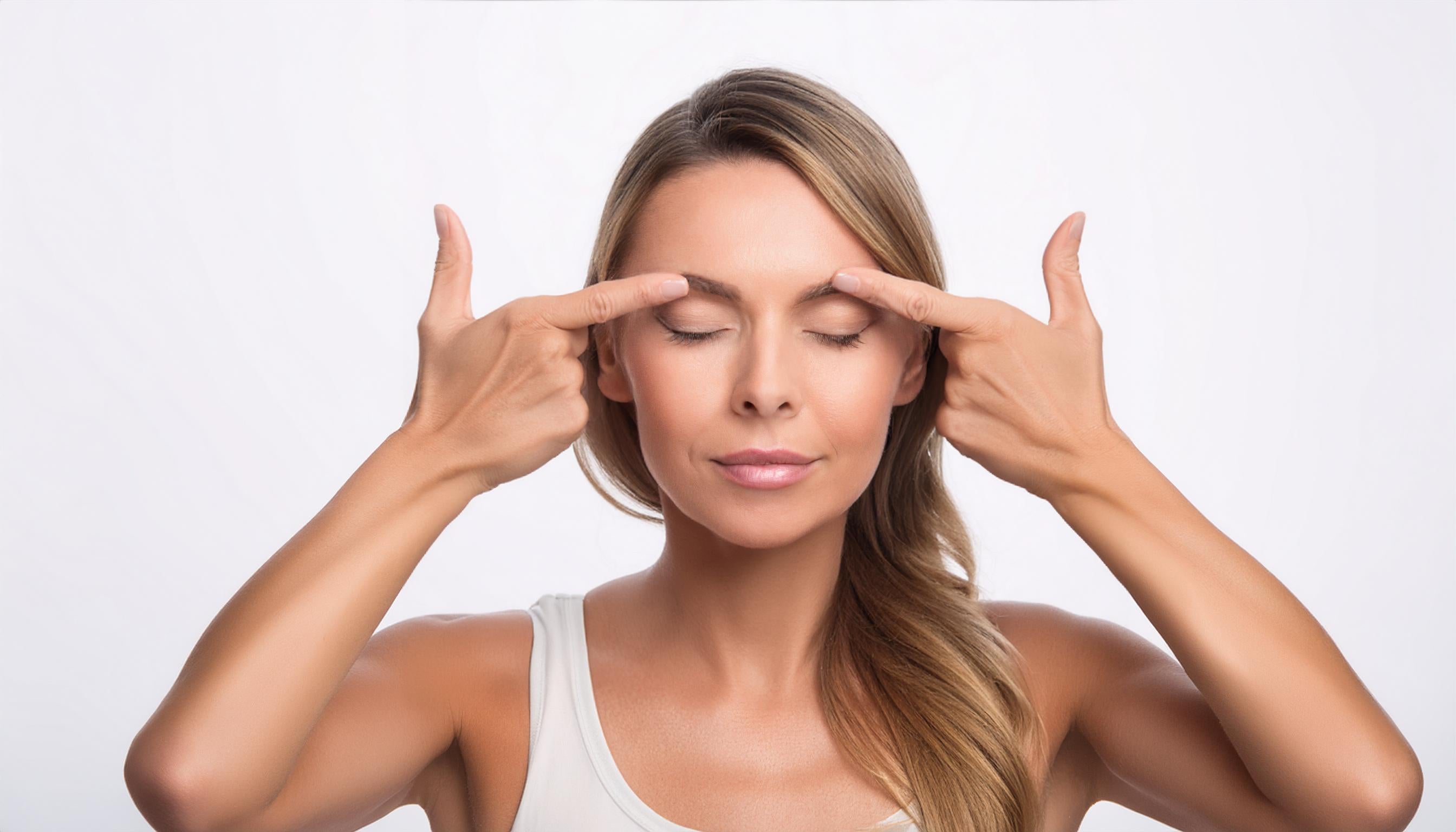 Frau beim Augen Yoga