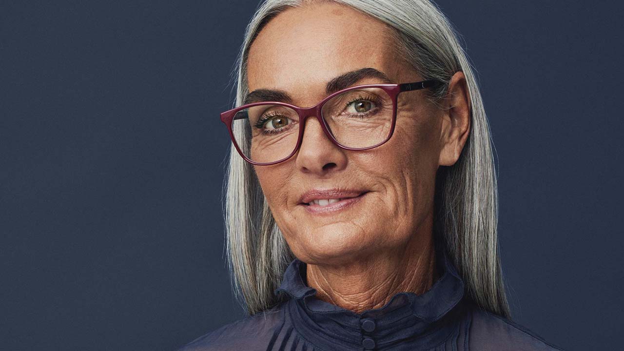 Dame mit einer Premium Lesebrille der Selected Line